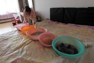 永仁楼上漏水，住户失联，小区没物管，业主维权难！律师来支招……